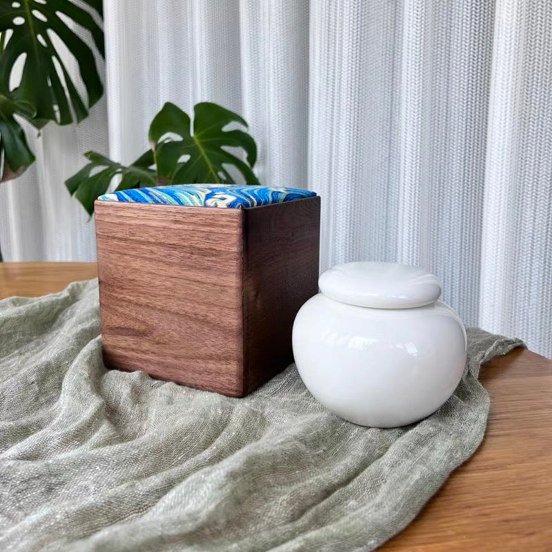 Peto Wooden Pet Memorial Urn